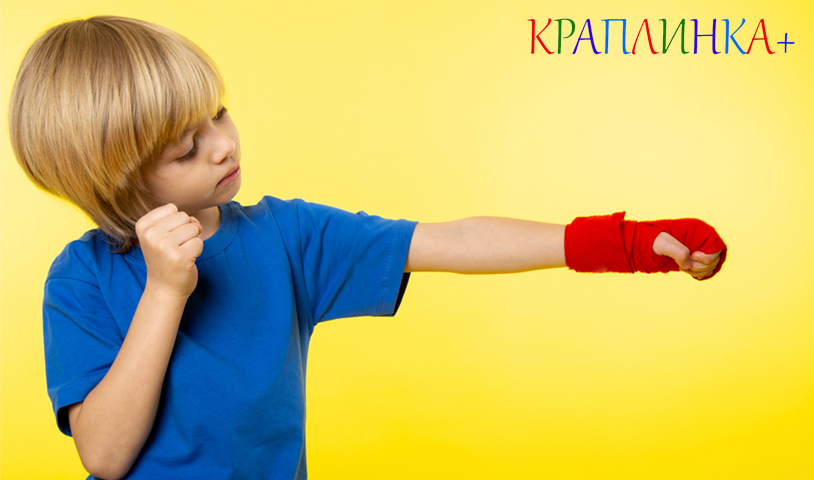 дитина б’ється з іншими дітьми