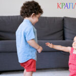 Малюк агресивний з іншими дітьми