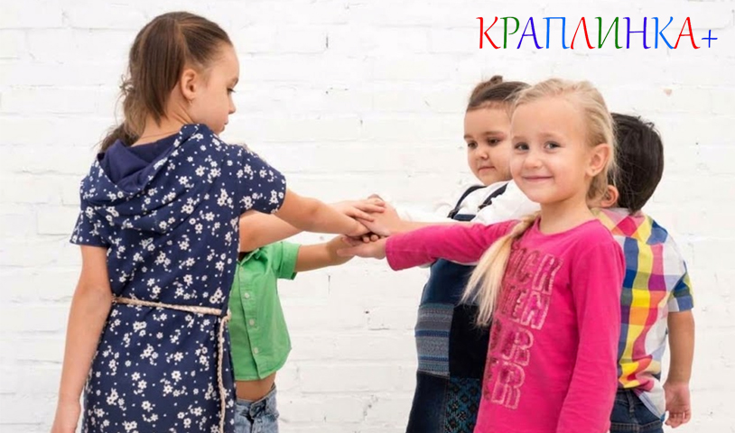 дитина спілкується з однолітками