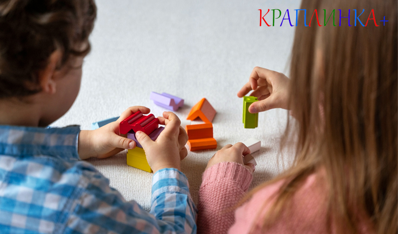 діти грають в логічні ігри для дітей дошкільного віку