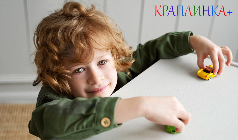 дитина 4 років грається машинками